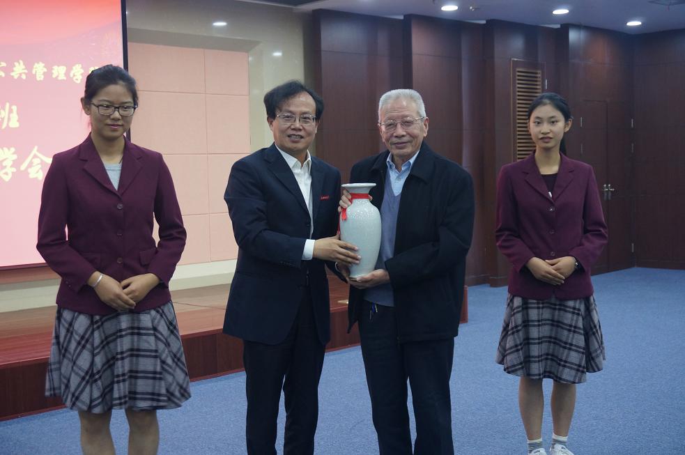 学校向王仕达老师赠送礼品