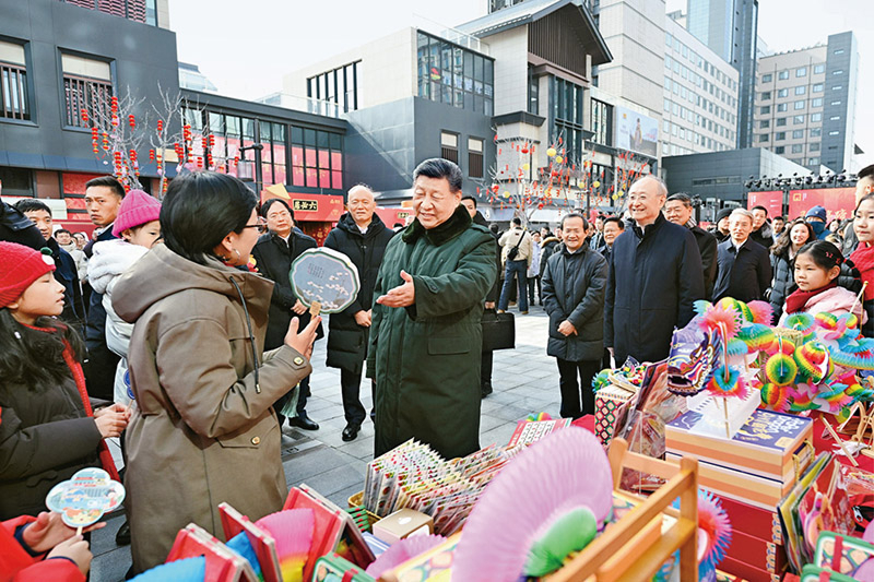 2026年2月9日至10日，中共中央总书记、国家主席、中央军委主席习近平在北京考察并看望慰问基层干部群众。这是10日上午，习近平在东城区隆福寺街区新春市集考察时，同现场群众亲切交流。